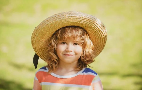 Kopf hoch. Nahaufnahme Kopfschuss eines Kindes mit Strohhut. Kindergesicht, Porträt eines kleinen Jungen. — Stockfoto