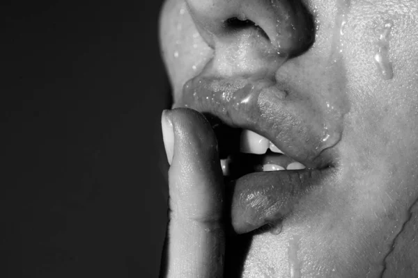Miód kapie z ust seksownymi ustami, zbliżenie. Zamknij kobiecie zmysłowe usta czerwoną szminką. Namiętna warga. — Zdjęcie stockowe