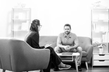 Psikoloji, zihinsel terapi, psikoterapi seansında psikolog. Orta yaşlı adam sorunu terapisi.