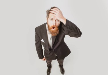 Takım elbiseli bir iş adamı, heyecanlı duygular. Çok çalışan bir iş adamı. Komik duygular. Geniş açı, üst görünüm.