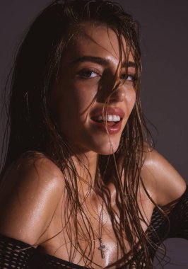 Güzel, şehvetli bir manken. Stüdyoda seksi kadın pozu.