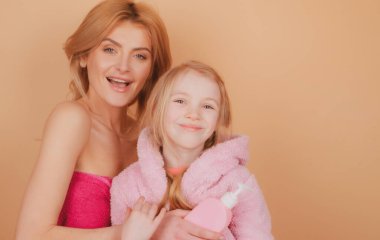 Çocuk hijyeni. Banyo zamanı. Anne ve kızı banyoda. Sıvı sabun, Banyo, Duş ve Sağlık Hizmetleri Ekipmanı.