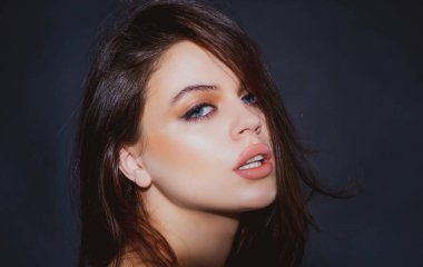 Şehvetli güzellik portresi. Esmer kız. Saç bakımı. Şampuan ve saç kremi. Saç bakım konsepti.