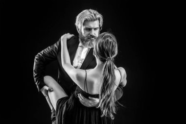 Baştan çıkarıcı çift dansı. Zarif gece elbiseleri giyen kadın ve erkek. Lüks moda..
