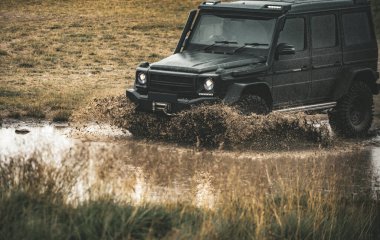 Güzel doğa. Dağ yolundaki off-road arabası. Kirli arazi aracı yarışı. Dağ yolunda off-road yolculuğu. Offroad 4x4 kavramı.