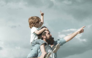 Babalar günün kutlu olsun. Baba ve oğlu gökyüzü arka planda oynuyorlar