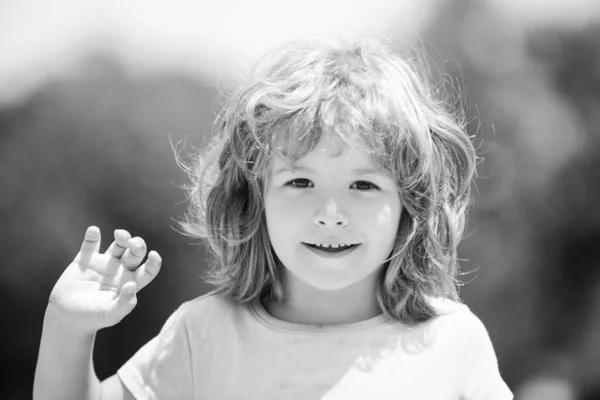 Glad pojke porträtt. Barnens känslor. Kid utomhus. — Stockfoto