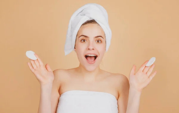 Muchacha hermosa divertida con una toalla en la cabeza, tratamiento facial, cosmetología, belleza y spa. — Foto de Stock
