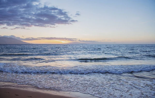 Escena tropical al atardecer. Vista al mar desde la playa de verano con cielo. Paisaje costero. — Foto de Stock