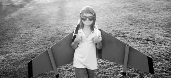 Barnfantasin drömmer om att bli pilot. Kreativt och innovativt koncept. Framgångsrika barn och ledare koncept. Pojken drömmer om att flyga. bekymmersfritt barn leker utomhus. — Stockfoto