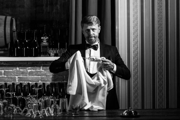 Vidrio limpio barman. Limpieza del personal del restaurante. Camarero camarero frotando vidrio. Servicio de alcohol. —  Fotos de Stock