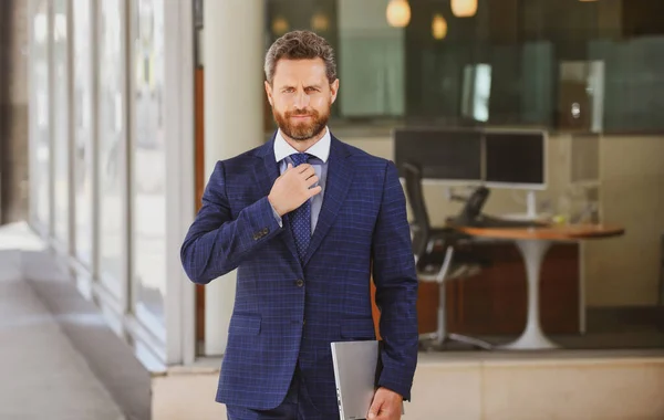 En passande trend. Affärsman bär klassisk kostym. Affärsformalitet. Trendiga herrkläder. Formalkläder. Klassisk garderob. Modeman. — Stockfoto