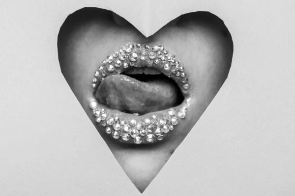Doğal güzellik dudakları ve mücevher elması. Seksi kadın dudakları. Şehvetli kadınlar ağızlarını açar. Dil ve seksi. Yaklaş, güzel ağızlı makro. Seksi bir öpücük, genç bir kadının şehvetli dudakları.. — Stok fotoğraf