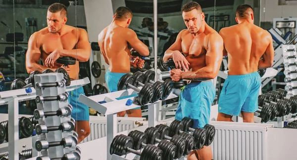 Sportovní trénink v tělocvičně. Sportovní muž s nahým trupem. Zvonky. Tělocvik. Atletické tělo. — Stock fotografie