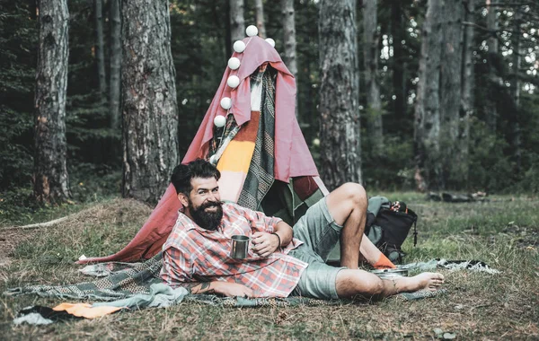 Aktive Menschen. Spielzelt. Hovel dekorierte Party. selbstgebautes Zelt - Hütte. Abenteuerreisen. Zelten und Zelten bei schönem Sonnenlicht am Morgen. — Stockfoto