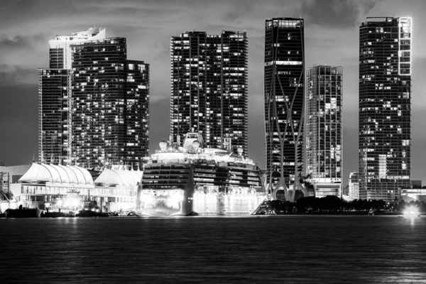 マイアミの夜のダウンタウン。複数の豪華なヨットで日没時にマイアミ港のクルーズ船。マイアミ港近くのクルーズ船の夜景. — ストック写真