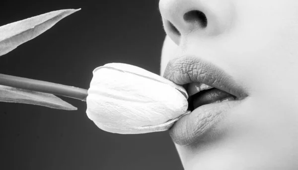 Sexy lips with tulips. Oral sex, licking flower. Blowjob and kiss. Sensual sexy female mouth and spring flowers. — Stockfoto