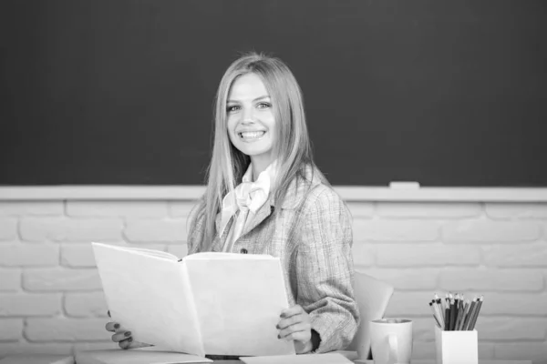 Porträt einer glücklichen attraktiven jungen Studentin, die Buch an der Universität oder der High School liest. — Stockfoto