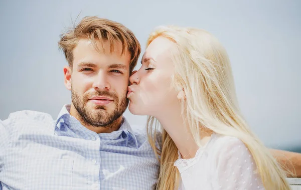 Nettes Paar küsst sich. Romantisches Date. Wahre Liebe. Mann mit Frau in Beziehungen. — Stockfoto