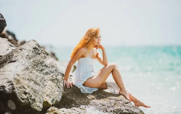 Ung sexig kvinna till sjöss. Sommarstrand sensuell tjej. Flicka i vit klänning på tropisk strand semester. — Stockfoto