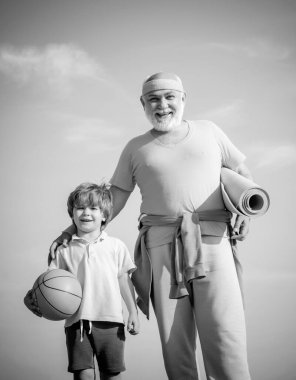 Baba ve oğul spor - aile zaman birlikte. Spor yapmak ücretsizdir. Aile sporu. Mavi gökyüzü arka plan üzerinde çalışan sağlıklı bir baba ve oğul Portresi.