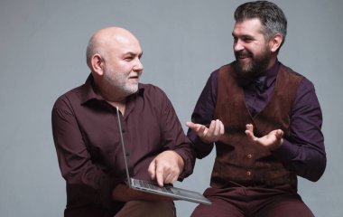 İş hoş geldiniz. Dizüstü bilgisayar ile iş adamı. Dizüstü iş. Yeni iş Kiralık. Kurumsal tebrik el. Dizüstü bilgisayar kavramı.
