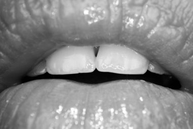 Seksi şehvetli ağız. Mükemmel bir kadın ağzı. Kapatın. Sağlıklı beyaz dişler. Kadın dudaklarının duygusal biçimi.