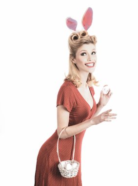 Paskalya tavşanı kostümü giymiş seksi manken. İzole edilmiş beyaz arka plan. Paskalya bayramını tavşan kulaklı tatlı kız kutluyor. Av yumurtası. Paskalya yumurtalı tavşan kulaklı kadın..