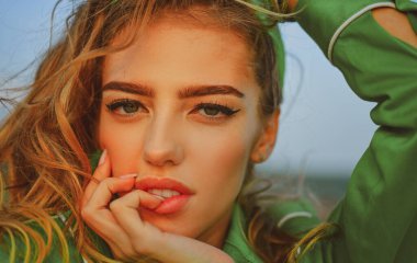 Güzellik tedavileri. Kapalı yüzlü yay kızı dışarıda. Mutlu kadın, gülümse, olumlu duygular.