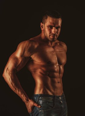 Kot pantolonlu çıplak adam. Çıplak erkek gövdesi. Seksi kaslı adam. Üstsüz kaslı fitnes modeli. Seksi çıplak vücut..