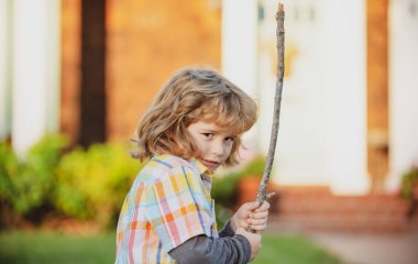 Sopalı, dost canlısı olmayan öfkeli çocuk. Zorbalık konsepti. Çocuk saldırganlığı. Olumsuz çocuk duyguları. Sopalı kızgın çocuk. Sinir bozukluğu olan çocuk adaptasyonu.