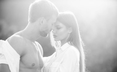 Genç çift gün batımında birlikte vakit geçirir. Erkeğin kucaklaması ve şehvetli bir kadını öpmesi.