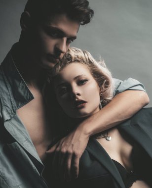 Yakışıklı adam sarı saçlı güzel kıza sarılıyor. Seni seviyorum. Tutkulu seks. Karı koca kucaklaşmaktan zevk alır. Kaslı adam. Aile fotoğrafı için poz ver.