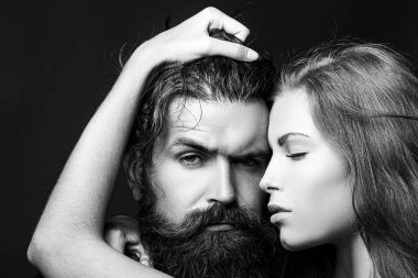 Aşık seksi bir çift. Şehvetli aşıklar soyunur. Kız arkadaş ve erkek arkadaş kucaklaşması. Erkek kıza romantik kucaklaşma. Şefkatle sarıl. Çıplak tutku vücudu.