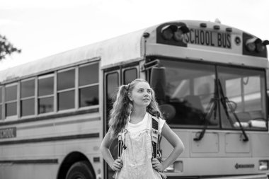 Okul otobüsü: güzel öğrenci okul otobüsüne biniyor. Evde eğitim.