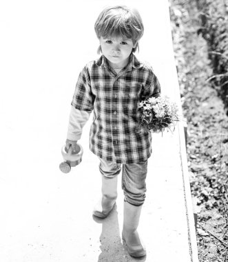 Bahar çiçekleriyle mutlu bir bahçıvan. Tarlada çalışan çocuk çiftçisi. Çiftlikte vakit geçirmeyi seviyorum. Bahçedeki küçük yardımcı.