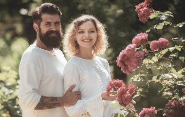 Tutkulu sevecen erkek ve kadın ilk öpücük heyecan verici an zevk. Şehvetli bir ilişki. Güzel genç çift öpmek için bekliyor.