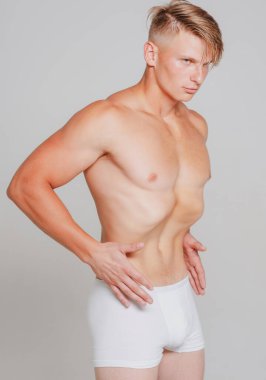 Çıplak adam sıska vücudu. Erkek midesi. Fitness ve sağlıklı yaşam tarzı. Erkek iç çamaşırı..