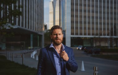 İşten sonra takım elbiseli kızgın bir işadamı. Çığlık atan yüz.