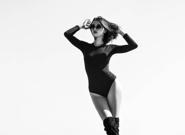 Doğa arka planında şehvetli bir kadın portresi. Şehvetli bir kadın. Seksi kız ön sevişmesi. Şehvetli model kız. Ateşli bebek. Tutku ve cazibe. Güzellik trendleri. Genç güzel kız..