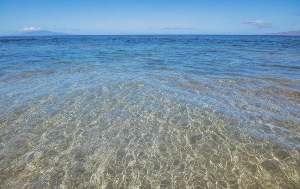 Літній морський фон. Текстура поверхні води. Сяючий синій водяний пульсаційний візерунок . — стокове фото