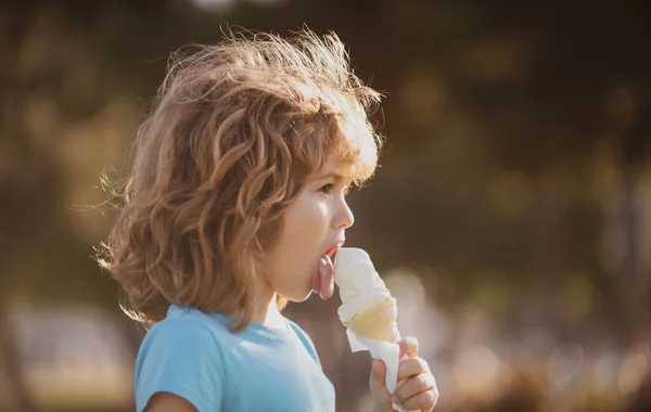 Bambino caucasico mangiare gelato, ritratto bambini faccia. — Foto Stock