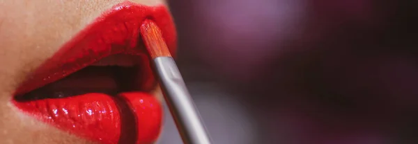 Mujer sexy labios rojos. Aplicando maquillaje en el labio. Mujer seductora. — Foto de Stock