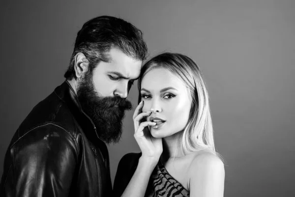 Encantador casal sensual concurso, suavemente mulheres e homens olhando. Casal de moda. — Fotografia de Stock