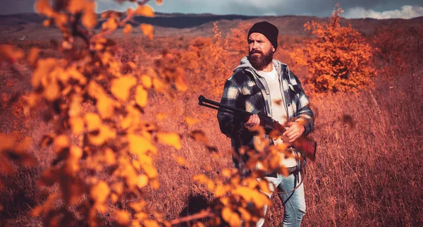 Herbstjagdsaison. Jäger mit Gewehr auf Jagd. Autunm Jagen. Herbst. Großes Spiel. — Stockfoto