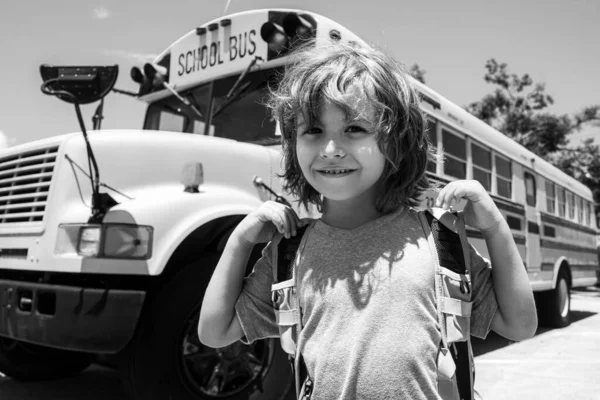 Kinderschulkonzept. Porträt eines glücklichen Schulkindes. Kind aus Grundschule mit Tasche im Schulbus unterwegs. — Stockfoto