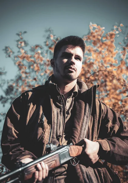 Poacher with Rifle Spotting Some Deers (em inglês). Caça ilegal caçador furtivo na floresta. Caçador com espingarda em caça . — Fotografia de Stock