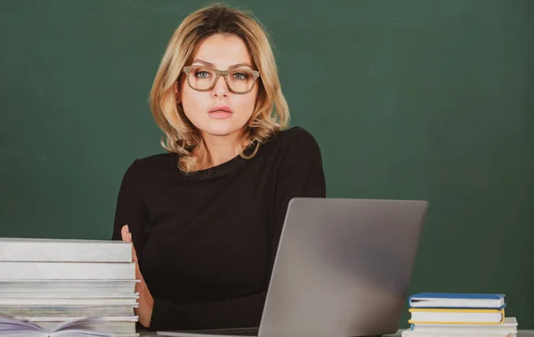 Zbliżenie portret młodej seksownej nauczycielki linii nauczania uczniów liceum z laptopem komputerowym w klasie na tablicy. — Zdjęcie stockowe