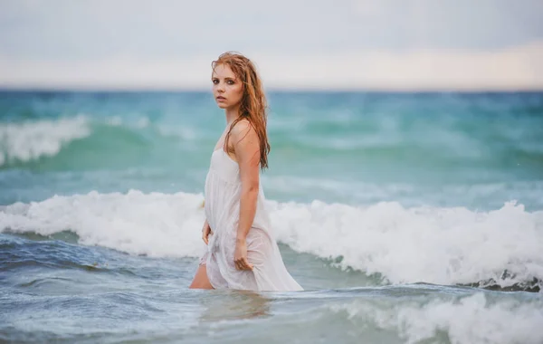 Schöne sexy Frau am tropischen Strand. Junge Frau auf See. Gebräuntes sinnliches Mädchen, das warmes Meerwasser auf dem Meer oder Ozean genießt. Nasses sexy Kleid. — Stockfoto