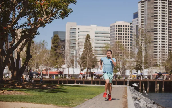 サンディエゴ市内を走る陸上競技の若者. — ストック写真